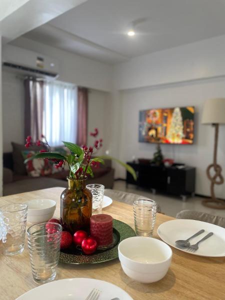 A la foto es mostra l'objecte The Family Suite at the Mactan Airport situat a la ciutat de Pusok.