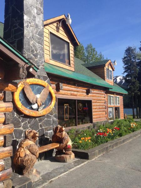 На фото показан объект Summit Lake Lodge, расположенный в городе Moose Pass.