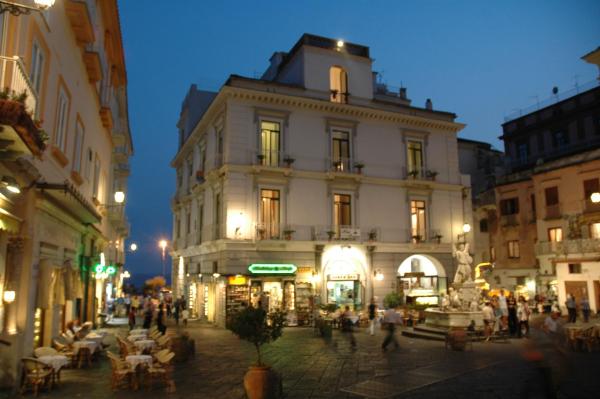 A la foto es mostra l'objecte Hotel Fontana situat a la ciutat de Amalfi.