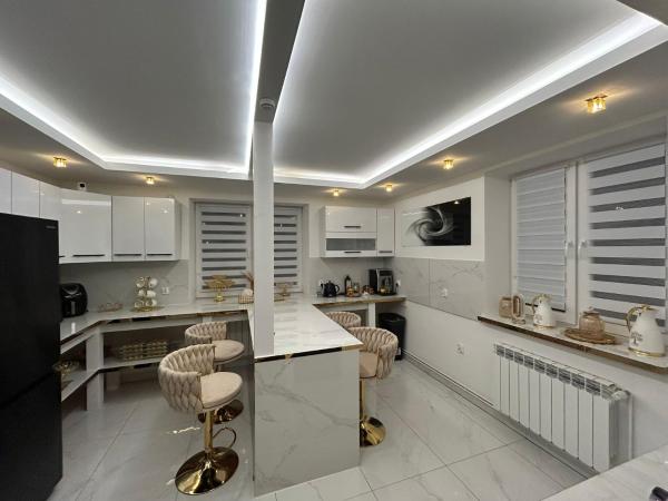 Na zdjęciu widoczny jest obiekt Willa Apartament Prestige z sauną i siłownią na wyłączność położony w mieście Biedaczów.