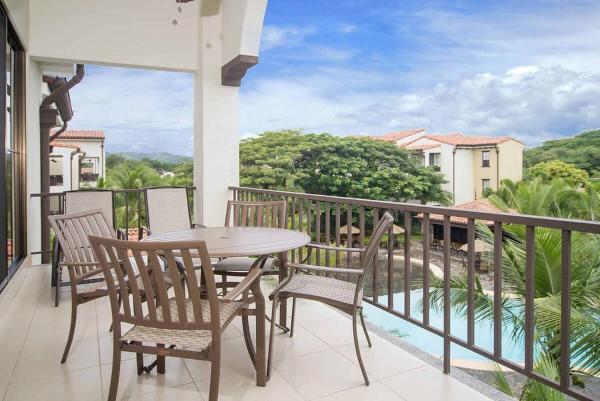 A la foto es mostra l'objecte Impressively designed and decorated 3rd-floor space overlooking pool in Coco situat a la ciutat de Coco.