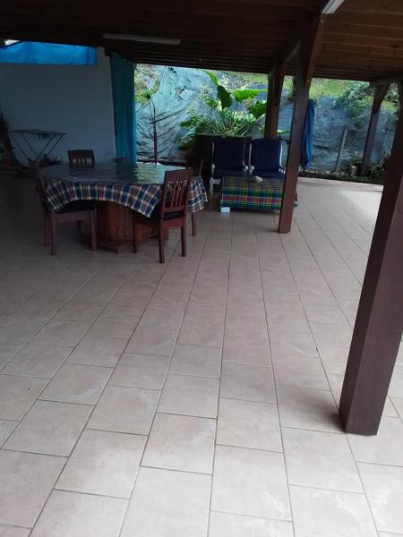 Na zdjęciu widoczny jest obiekt Spacieux T2 en rez-de-jardin avec grande terrasse położony w mieście Rivière-Salée.