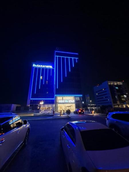 På billedet ses objektet Saray Deluxe Hotel Apartments beliggende i byen Abu Dhabi.
