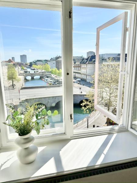 Deluxe 4 Bedrooms 180 m2 Canal View Prime Location, Kopenhaga