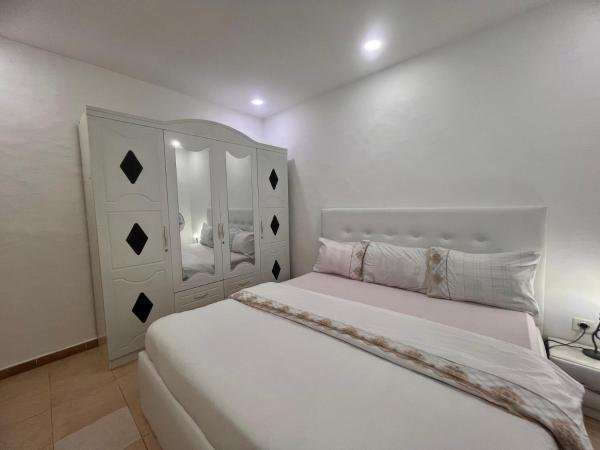 A la foto es mostra l'objecte JOLIE CHAMBRE moderne toilette partagé a yoff virage N3 situat a la ciutat de Dakar.