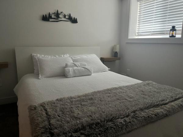Bild 1: Cedar & Sage Luxury Modern Suite with Full Kitchen