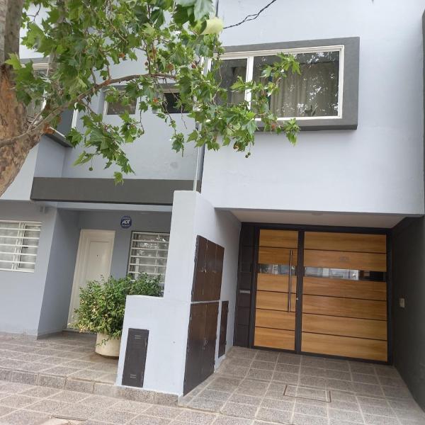 照片显示了位于Cipolletti市的Anna House物件。