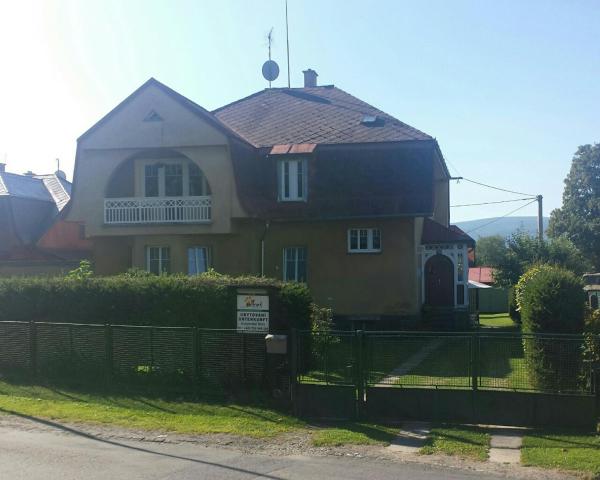 På bildet vises objektet Apartmány Mikeš som ligger i byen Kašperské Hory.
