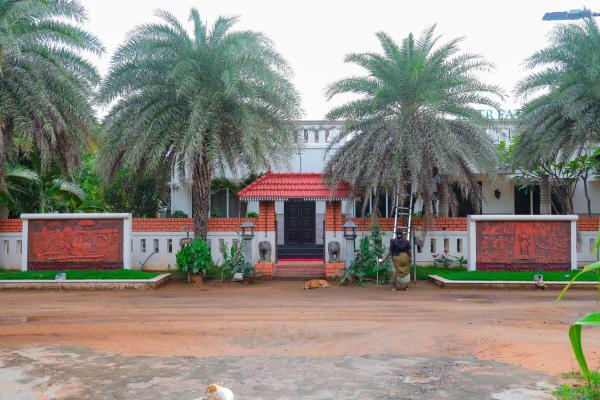 The photo shows the Mount Retreat Resorts - Madurai located in the city of Melūr.