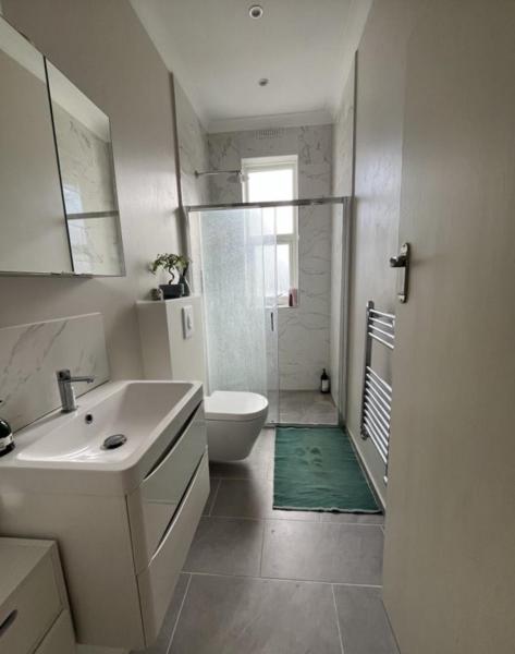 Spacious Light Quiet Room Overlooking Rose Garden - Croydon