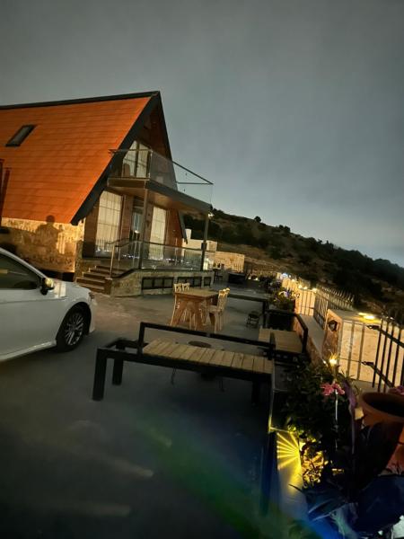 A la foto es mostra l'objecte Umm Aljulud Cottages 01 situat a la ciutat de Ballās.