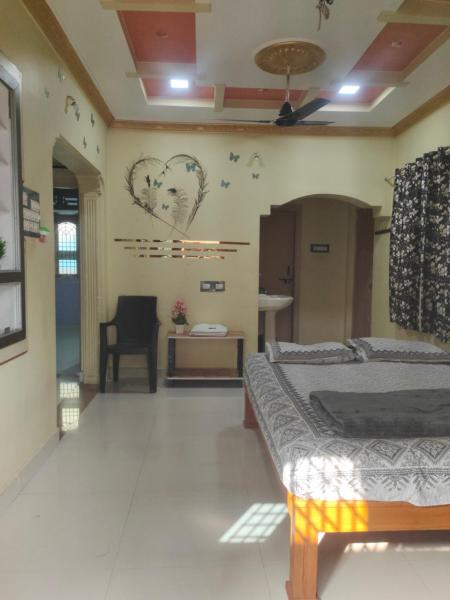 Na fotografii je vidět objekt Tanvi Guest House Hampi nacházející se ve městě Hampi.