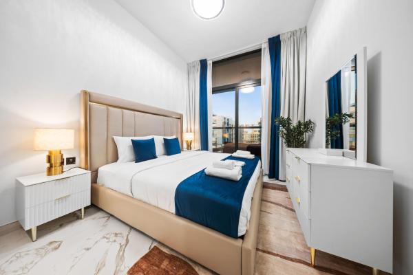På billedet ses objektet Brand New Elegant Stay with Pool & Superb Amenities beliggende i byen Dubai.