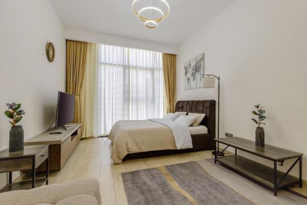 På billedet ses objektet Greige & Spacious Studio beliggende i byen Dubai.