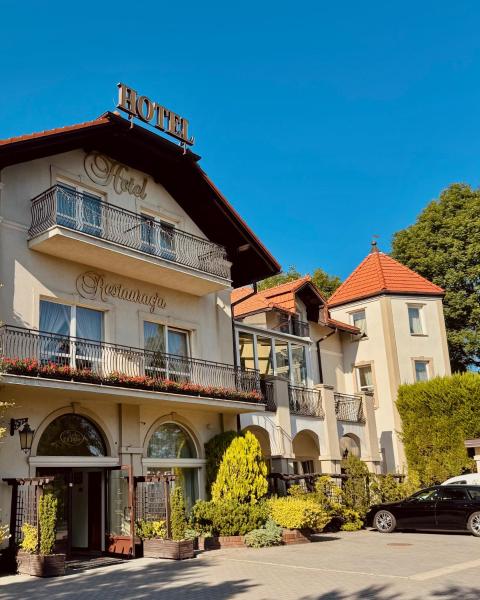 Na zdjęciu widoczny jest obiekt Hotel Mateo położony w mieście Pacanów.