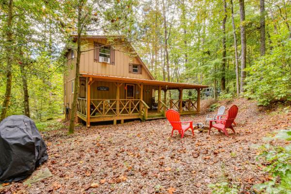 Hike & Fish: Wooded Cabin Near Downtown Helen - Helen, GA