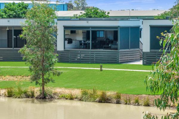 På billedet ses objektet 15 at Highview-Echuca Holiday Homes beliggende i byen Moama.