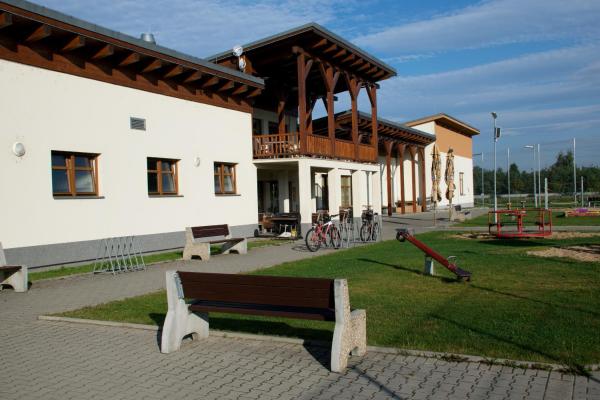 Auf dem Foto ist das Objekt Sportovní areál Horní Počaply in der Stadt Bechlín zu sehen.