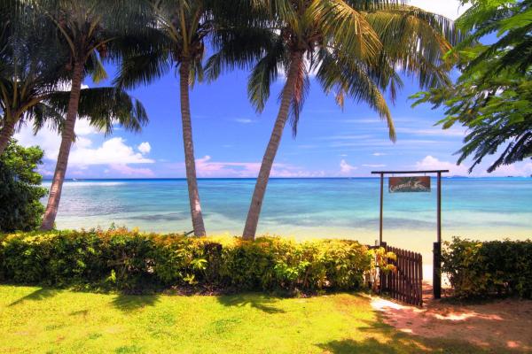 写真にはマテイ市にあるCoconut Grove Beachfront Resortが写っています。