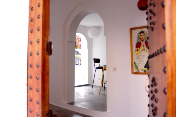 A la foto es mostra l'objecte Dar Jiblia situat a la ciutat de Xauen.