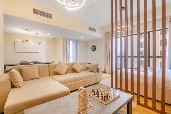 A la foto es mostra l'objecte 2BR Beach Side Lux JBR Retreat - Luxury Pool - Bahar 2002 situat a la ciutat de Dubai.