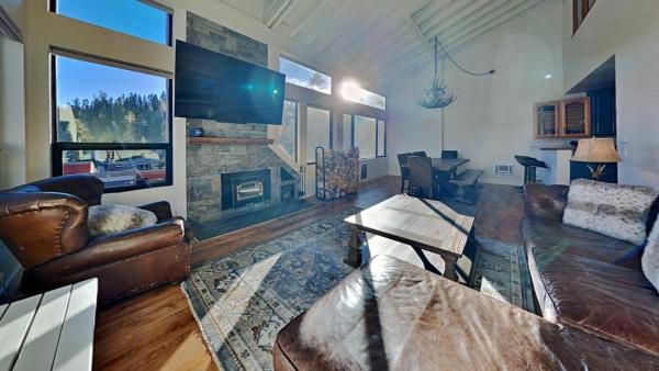 Large Spacious Upgraded 4 Bedroom Condo - Mammoth Lakes, CA