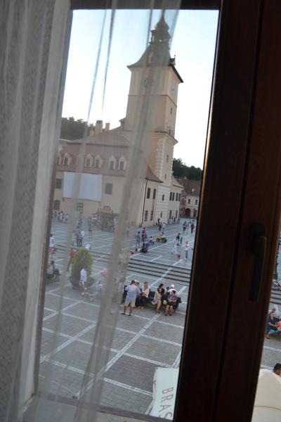 Na fotografii je vidět objekt Casa Krone - Piața Sfatului nacházející se ve městě Brašov.