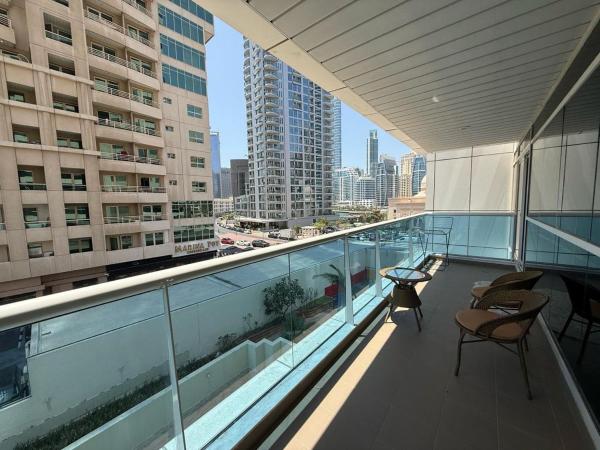 Na zdjęciu widoczny jest obiekt Spacious 1 Bedroom Apartment-Opal Tower Dubai Marina położony w mieście Dubaj.