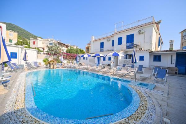 A la foto es mostra l'objecte Charme Hotel La Villa Tina situat a la ciutat de Ischia.