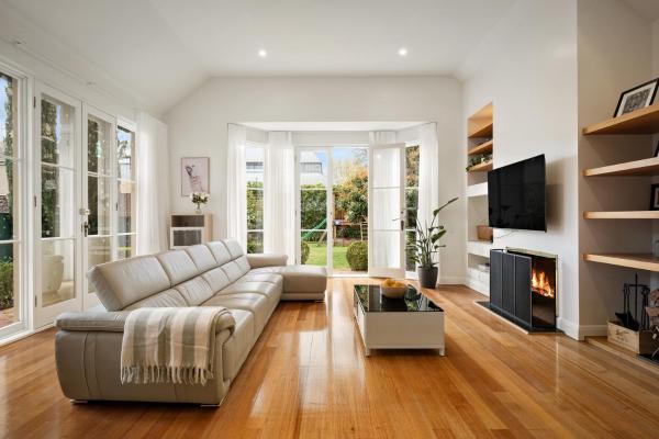 Charming Red Brick Estate In Kew 5br & Playhouse - Northland