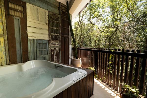 Na foto é possível ver o objeto Kataleya Tulum by Zaazil - Spectacular Apartment in the Jungle, Up to 9 People , with Hot Tub and SPA in Luum Zama localizado na cidade de Tulum.