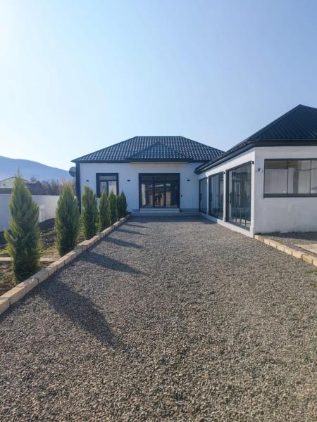 Na zdjęciu widoczny jest obiekt Quba Mountain View Villa with Heated Pool położony w mieście Alekseyevka.