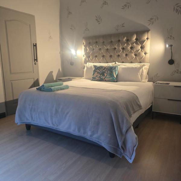 The photo shows the Eden Manor Westville private guesthouse located in the city of Queensburgh.