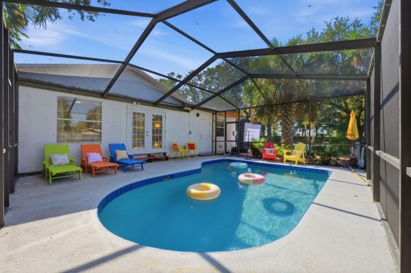 Outdoor Theatre Pool Putt Putt Hot Tub - Largo, FL