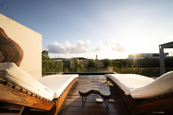 La photo montre l'objet Amazing Penthouse & Apartment with Private Pool, Terrace , Roof Top and Hot Tub in Tulum Jungle situé dans la ville de Tulum.