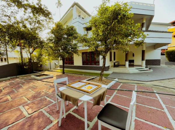 Upavan Villa-two Km From Aluva Metro Station - Cochin