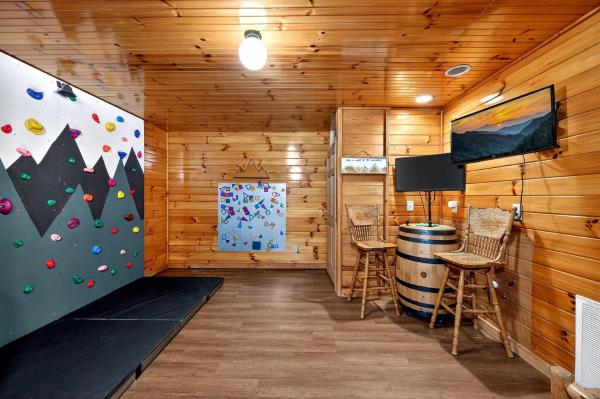 Near Parkway- Hot Tub Rock Wall Cabin - Wears Valley, TN