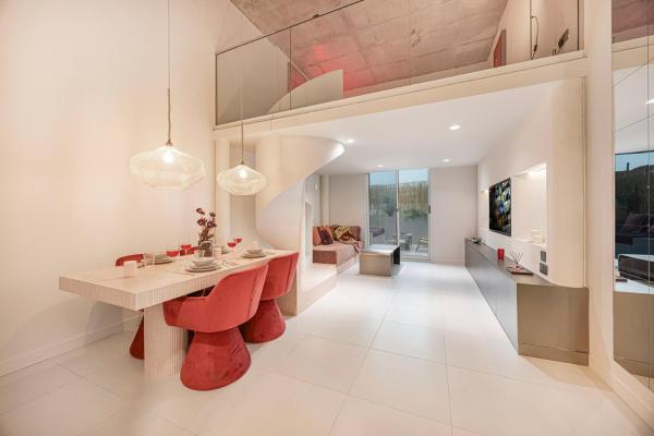 På billedet ses objektet Stylish Studio Loft with Outdoor Patio in JVC beliggende i byen Dubai.