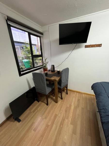 A la foto es mostra l'objecte Habitación independiente con baño privado situat a la ciutat de Cochrane.