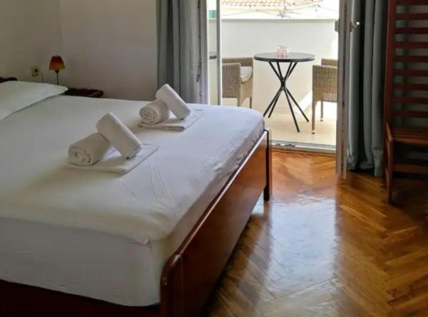 På billedet ses objektet Apartments Nataša beliggende i byen Supetar.