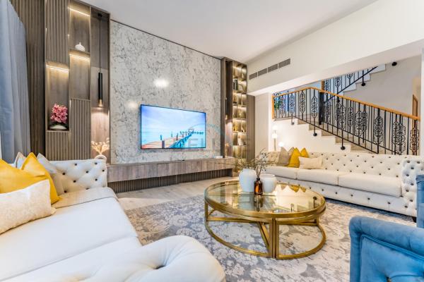 A la foto es mostra l'objecte 4BR plus Maids Room Villa Near Nad Al Sheba Mall, With Easy Access to Major Dubai Attractions - Nad Al Shiba Third, Nad Al Sheba by Deluxe Holiday Homes situat a la ciutat de Dubai.