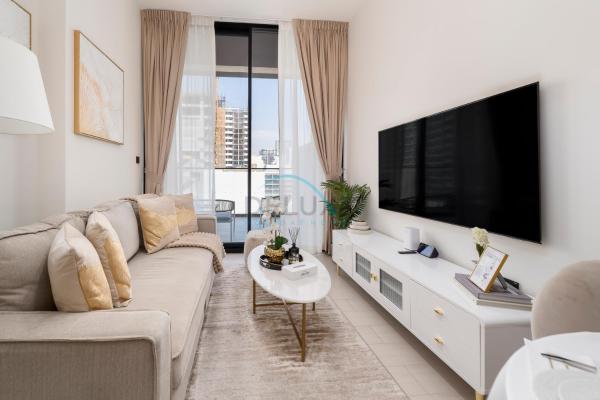 A la foto es mostra l'objecte Close to Community Park, Minutes Walk from Circle Mall, and Short Drive to Dubai Miracle Garden and Butterfly Garden - Binghatti Amber, JVC by Deluxe Holiday Homes situat a la ciutat de Dubai.