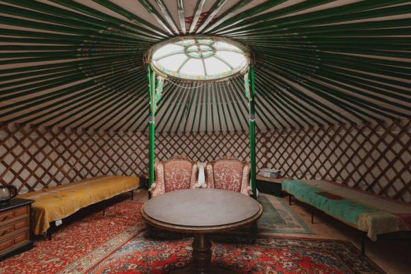 写真にはDunlap市にあるCosy yurt at a nature retreat in Sequoia N Forestが写っています。