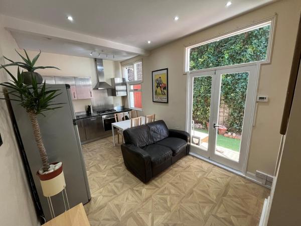 Spacious 4 Bedroom Flat In A Desirable Location - Hounslow