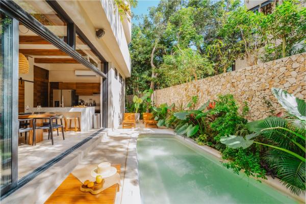 Na zdjęciu widoczny jest obiekt Chic Villa-Apartment in Aldea Zama, Private Pool & Security położony w mieście Tulum.