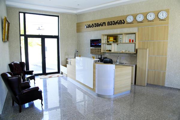 Na fotografii je vidět objekt Iveria Hotel nacházející se ve městě Khashuri.