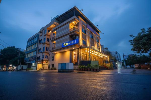 Na fotografii je vidět objekt FabHotel Uday Vilas nacházející se ve městě Indaur.