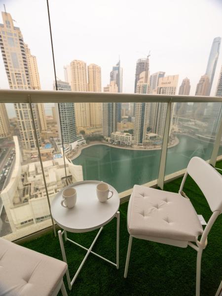 Stunning 2bd Marina Views Prime Location High Floor - Dubaï
