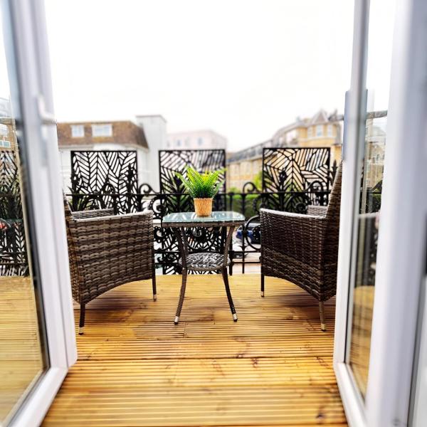 Bournemouth Sea View Apartment With Balcony, Minutes From Award Winning Beach And Pier - Dorset