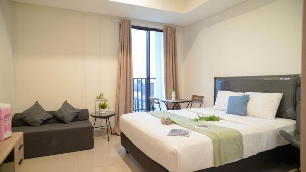 Na fotografii je vidět objekt Spacious and Homey Studio at Cleon Park Apartment By Travelio nacházející se ve městě Tanahapit.